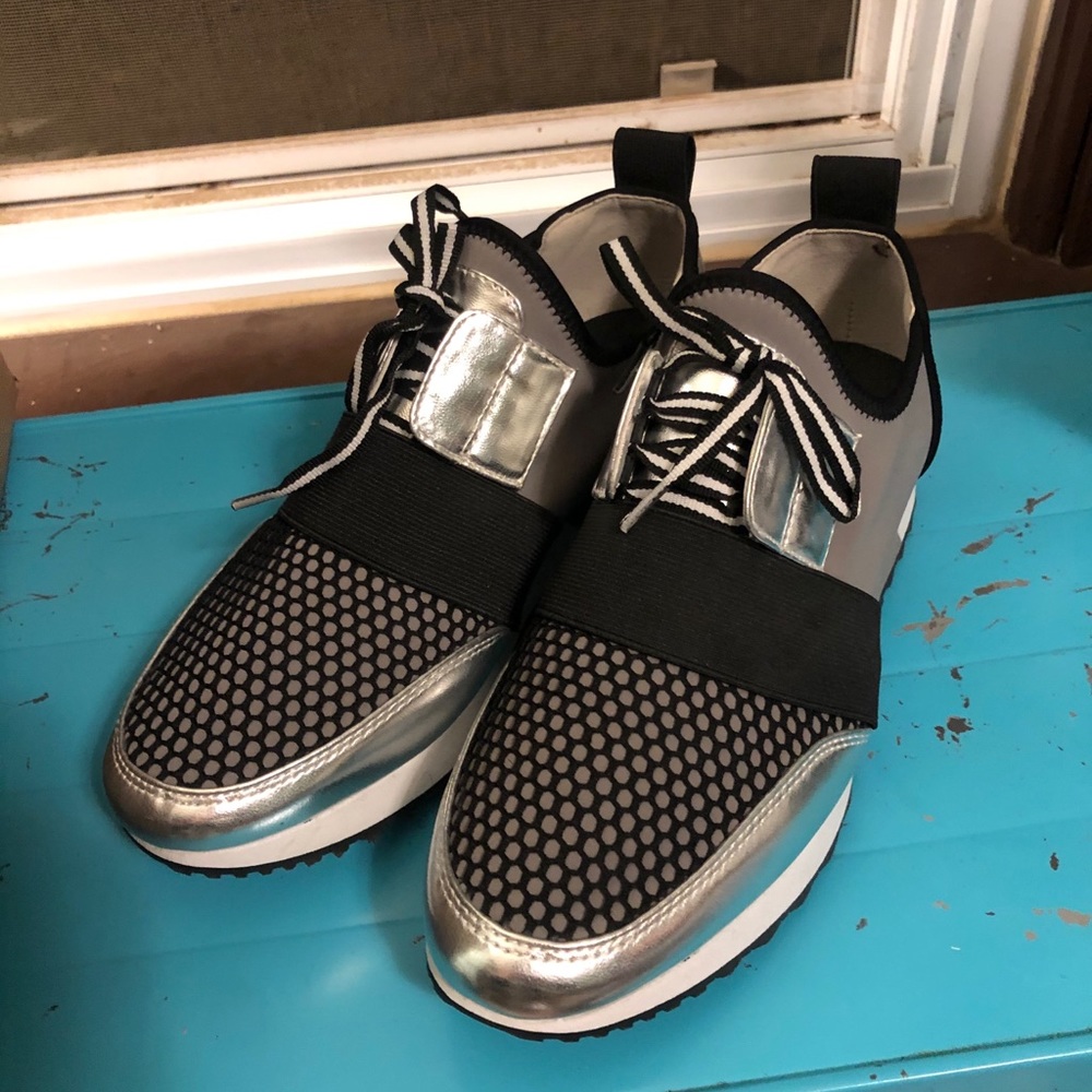 Steve Madden Artic Shoes - Size 8. - Picture 2 of 4